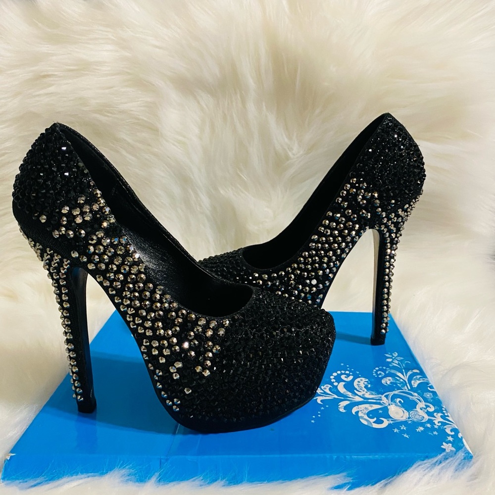 Beautiful women's heels with stones, color black size 7.5